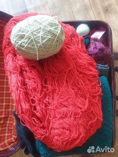 Хрустальные пластины для люстры и чемодан пряжи