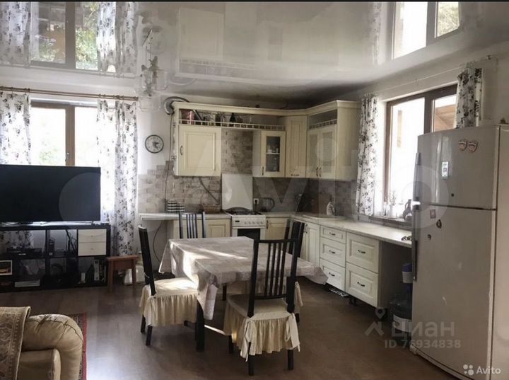 Дом 198 м² на участке 5,5 сот.