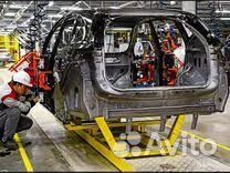 Рабочий с обучением на сборку автомобилей