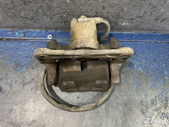 Суппорт задний левый Mitsubishi Pajero 3 V70