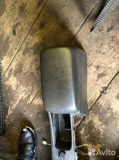 Подлокотник Toyota Avensis 1 2001г.в