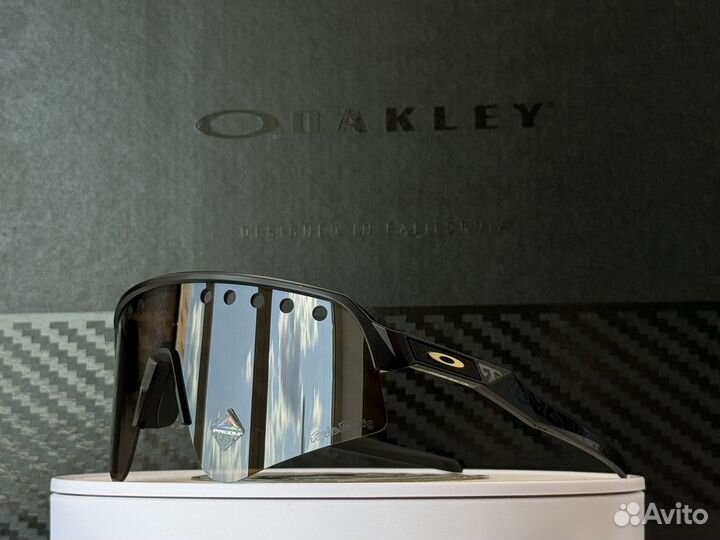 Солнцезащитные очки Oakley Sutro Lite Sweep Prizm