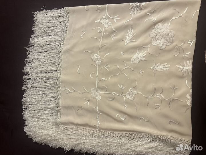 Платки шелковые вышитые ручной работы с бахромой