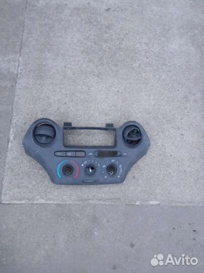 Toyota Yaris 2 дефлектор обдува салона Центральный