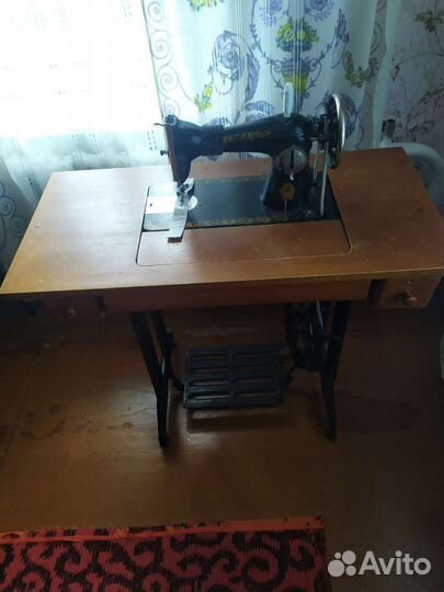 Швейная машина на станине