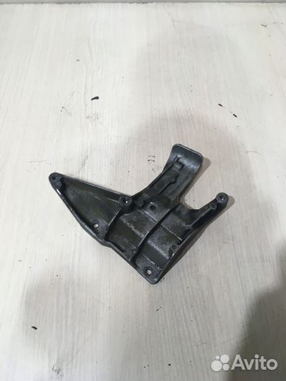 Кронштейн впускного коллектора Ауди А6 С6 2.0 tdi