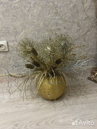 Ваза с шикарными цветами блестящими