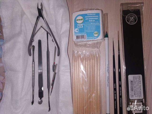 Ящик с маникюрными инструментами