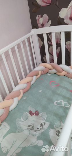 Детская кроватка с маятником