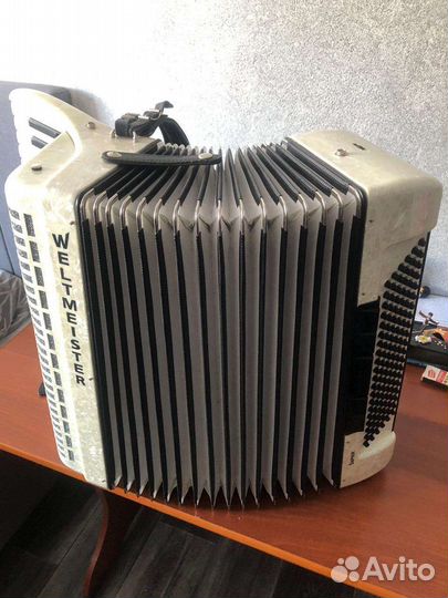 Аккордеон Weltmeister Saphir 4/4