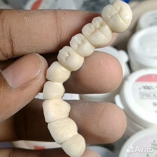 Зубной техник керамист