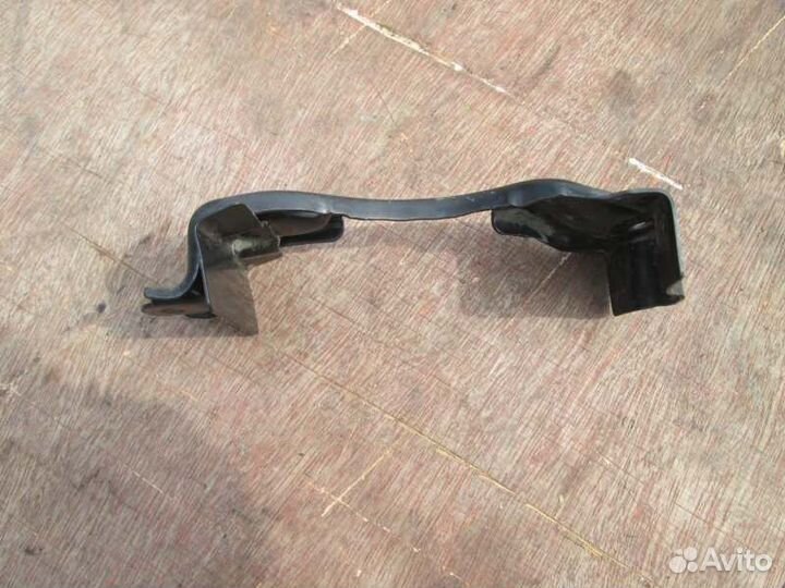 Крепление аккумулятора Nissan Xtrail NT31 MR20DE