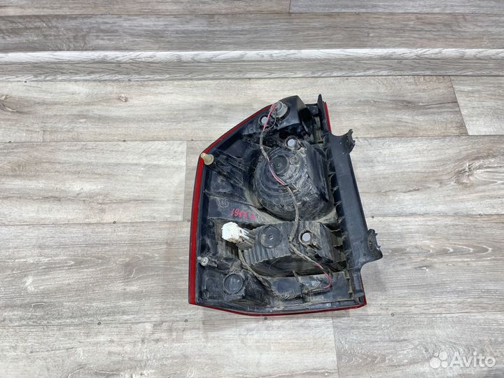 Фонарь задний правый Mitsubishi Pajero 3 2002-2006