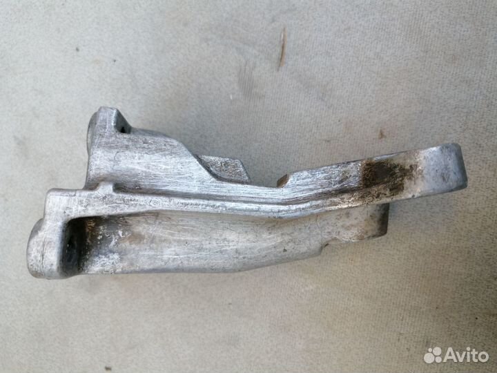 Кронштейн двигателя Volkswagen Golf III/Vento прав