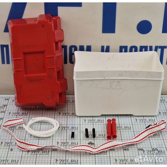 Ящик для АКБ 100Ач 370x210x250мм из белого/красного полипропилена с ремнём и крепежными пластинами