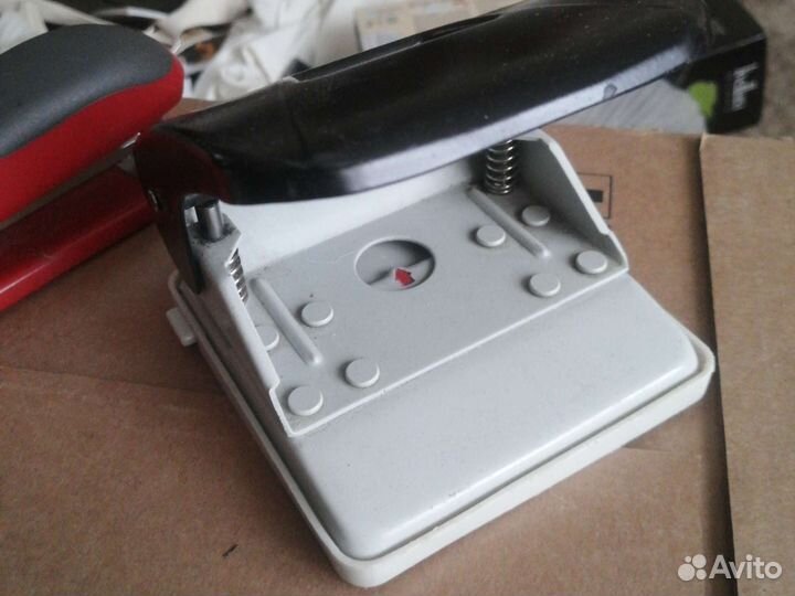 Дырокол Laco и степлер SAX 49