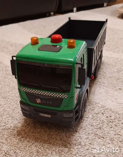 Игрушка самосвал с помповым механизмом