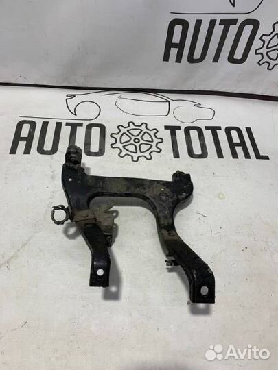 Кронштейн впускного коллектора Volkswagen Passat