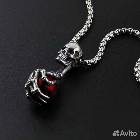 Кулон в виде черепа и руки с шаром