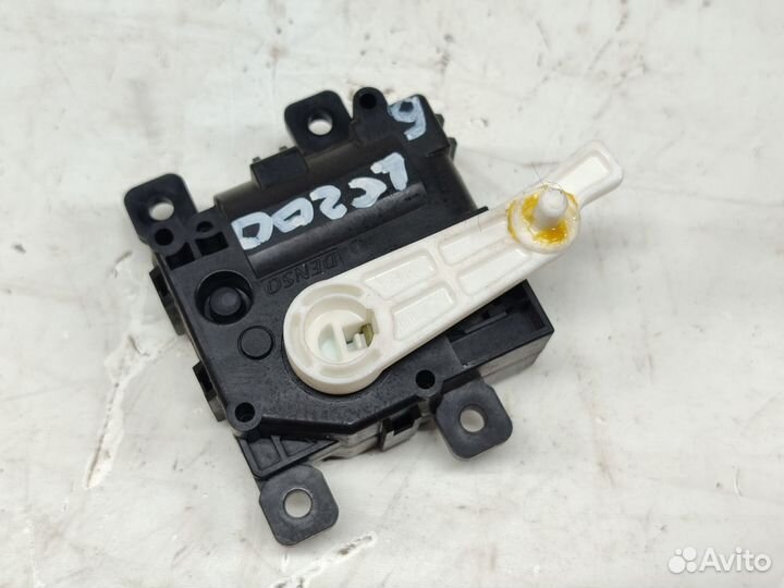 Сервопривод заслонок печки Toyota Rav4 40 4WD