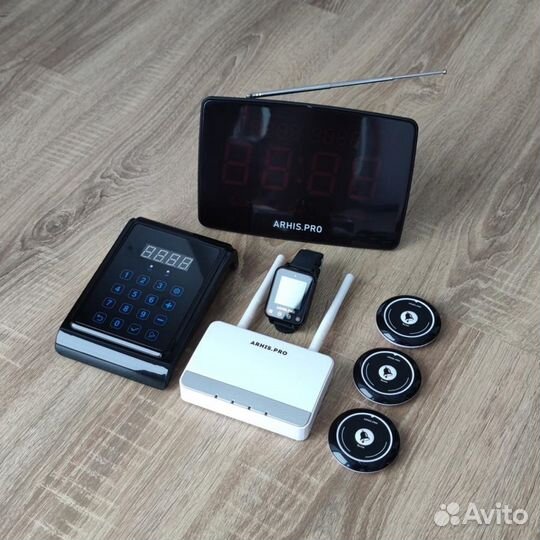 Система вызова персонала с кнопкой вызова и часами