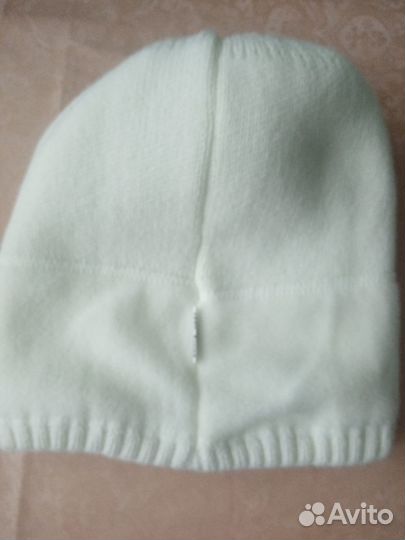 Шапка зимняя вязаная белая с помпоном