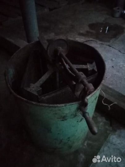 Медогонка и ульи для пчел