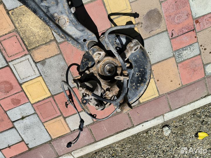 Toyota Funcargo кулак левый в сборе с рычагом