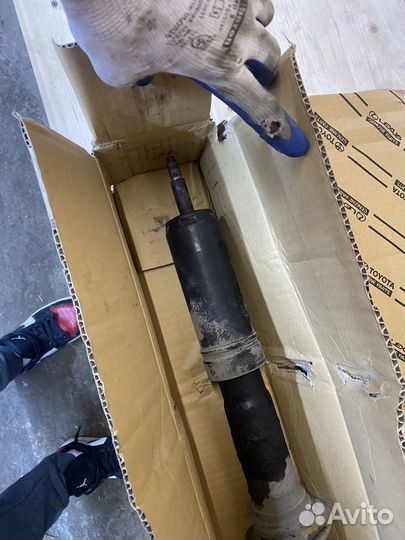 Амортизатор передний Toyota Land Cruise 200