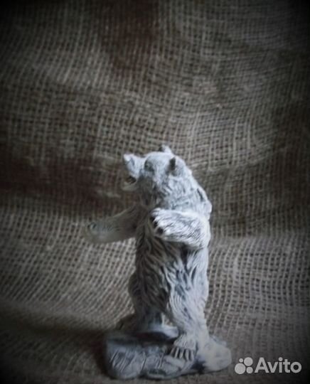 Медведь фигурк из камня