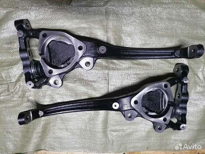 Кулак перед Dodge Challenger RWD