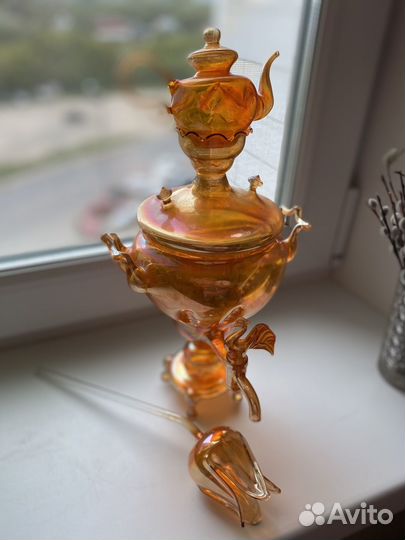 Стеклянный самовар и тюльпан