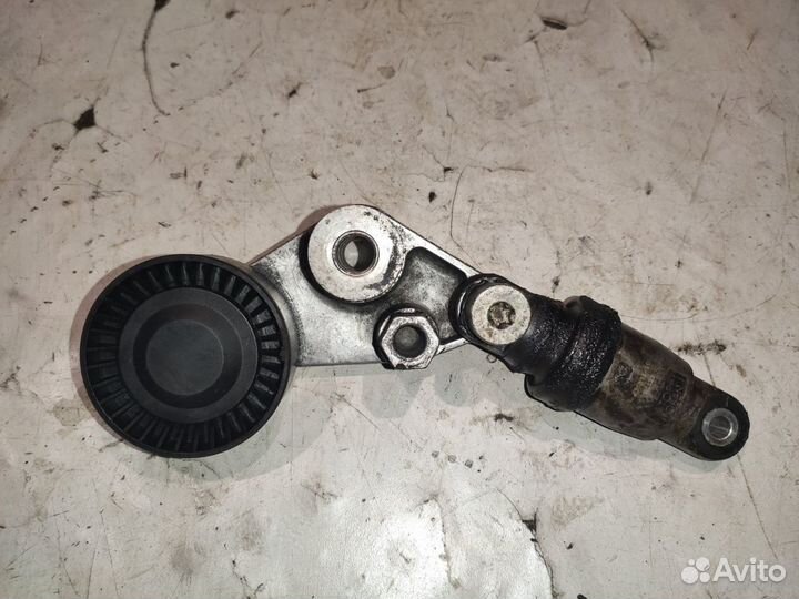 Ролик натяжителя ssangyong d20dt. Натяжитель ремня саньенг кайрон дизель. Натяжитель приводного ремня санг енг кайрон 2. 0 дизель. Ssangyong kyron натяжитель ремня.