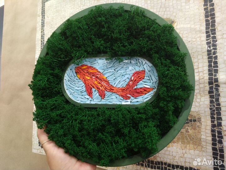 Картина в интерьер. Мозайка. Карп. Смальта и мох