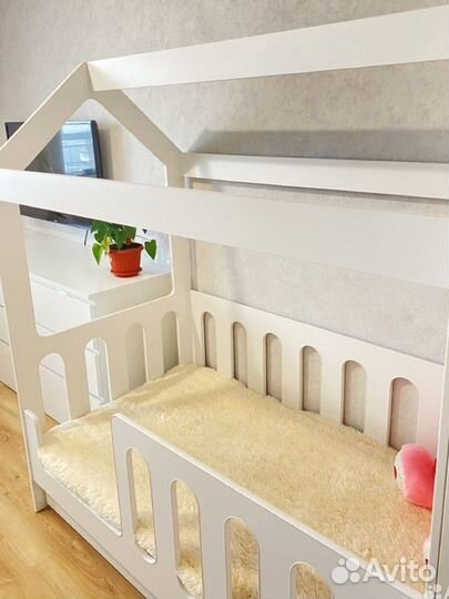 Кровать домик состояние новой 160:80