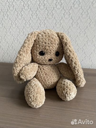 Плюшевый заяц вязаный