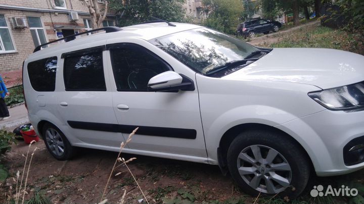 Водитель на авто компании Лада Ларгус