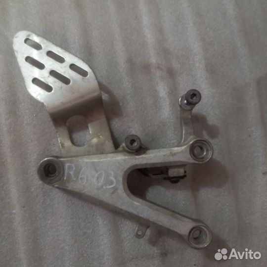 Кронштейн правый передний Yamaha YZF R6 03-05