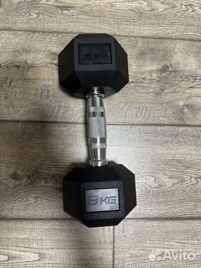 Продам гантелю 8 кг новая