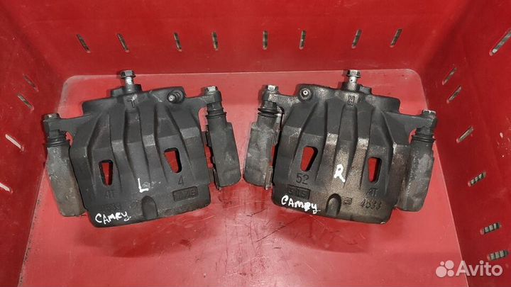 Передние двухпоршневые суппорта Toyota camry