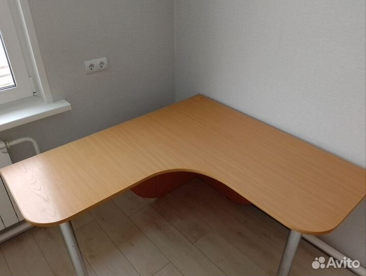 Угловой письменный стол для двоих