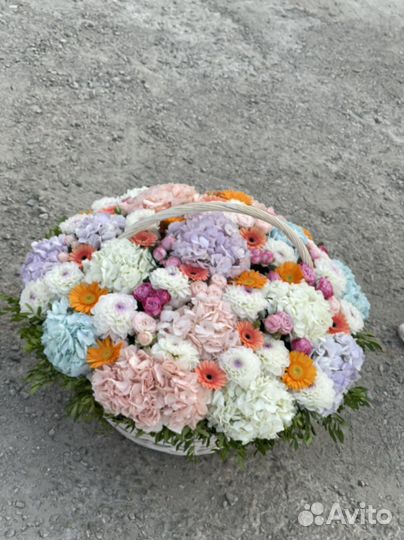 Цветы в корзине