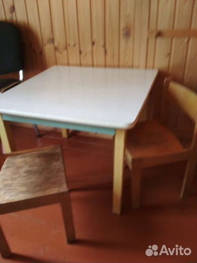 Детский стол и 2 стульчика