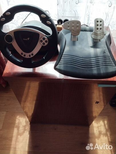 Игровой руль с педалями Genius