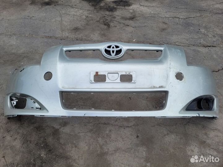 Бампер передний на Toyota Auris 1
