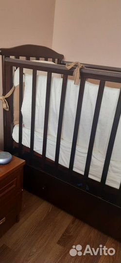 Детская кроватка с маятником и ящиком