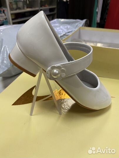 Витринная подставка под туфли