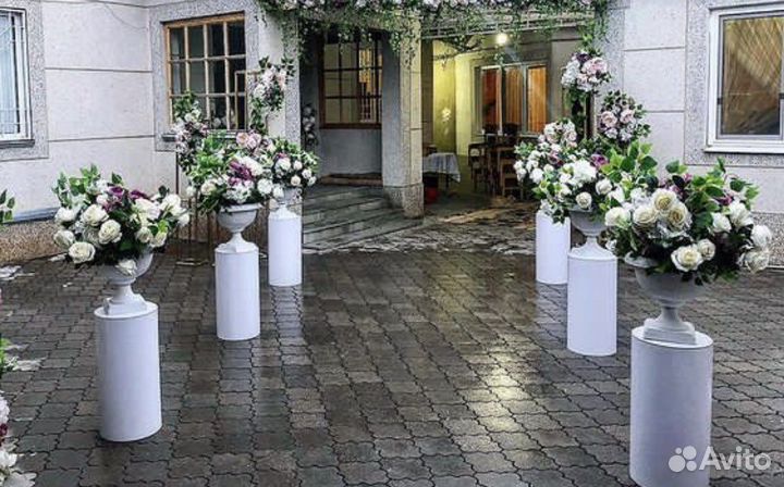 Стойки с цветами