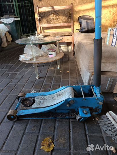 Продам домкрат б/у