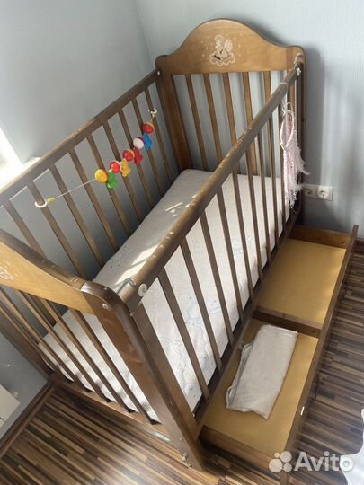 Кровать детская с маятником